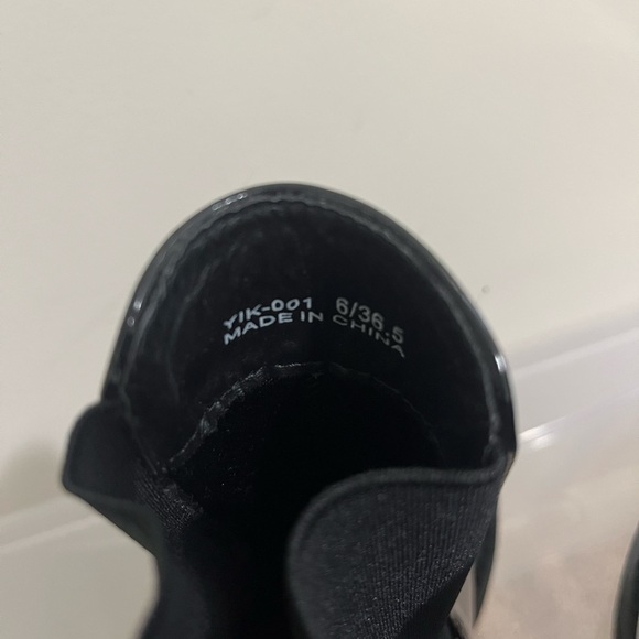 NWOT Dirty Laundry Yikes Waterproof Platform Chelsea Lug Boot Size 6 - Picture 9 of 10